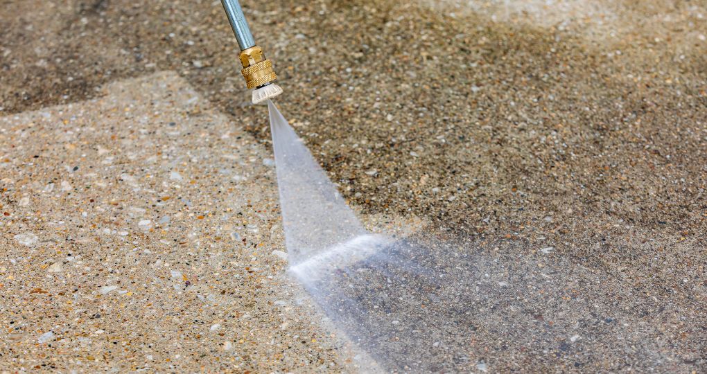 Matières premières et outils nécessaires pour le nettoyage des dalles en béton