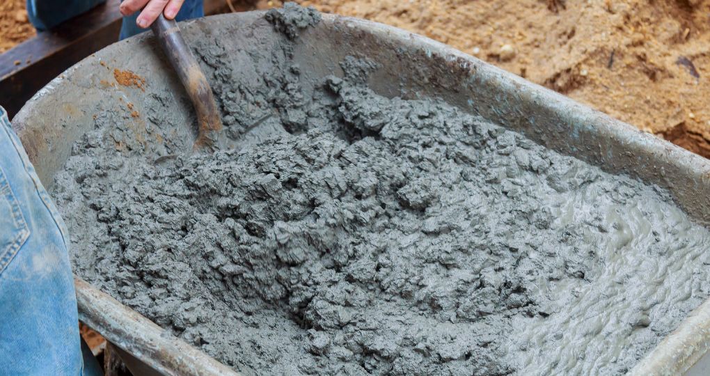 Béton ou mortier à la main: Conseils et procédure pour vos travaux