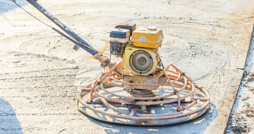 Comment lisser du béton? Matériaux et outils nécessaires